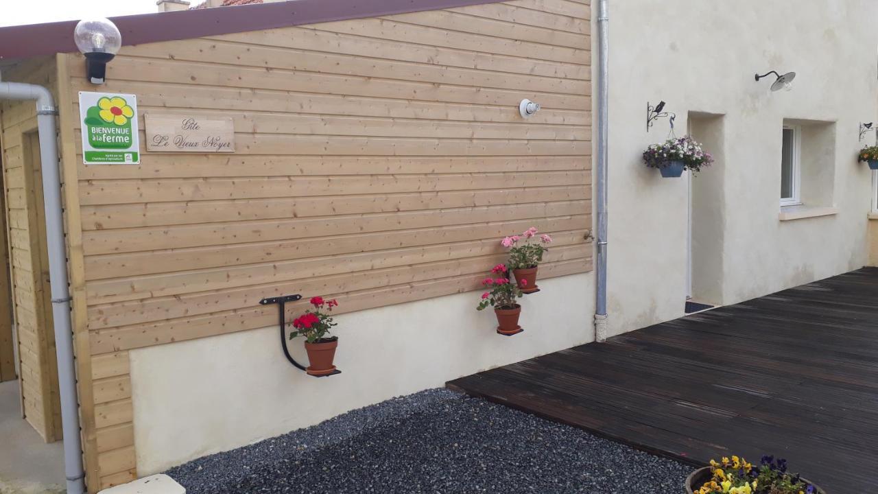 Gite " Le Vieux Noyer" Liesville-sur-Douve Bagian luar foto